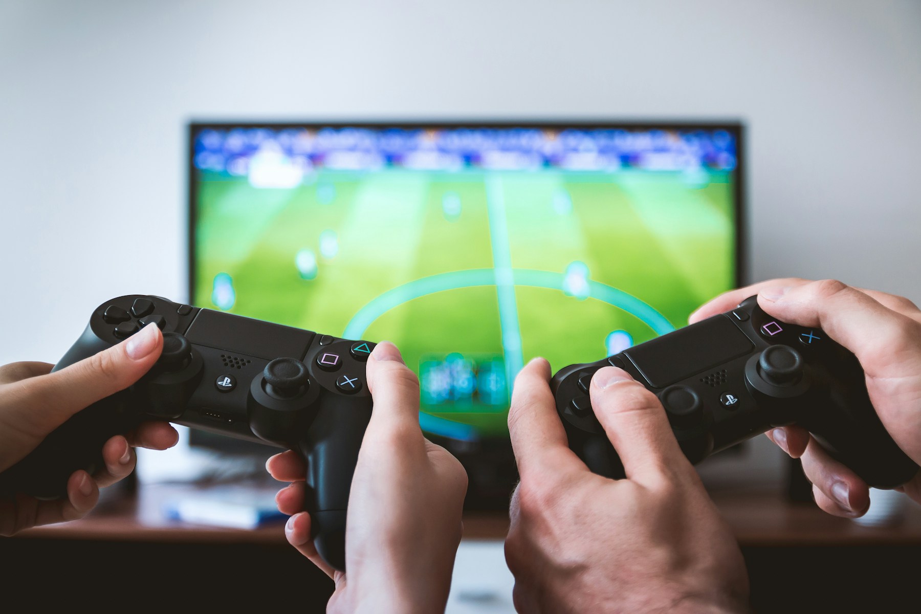 朋友们使用手柄体验足球游戏